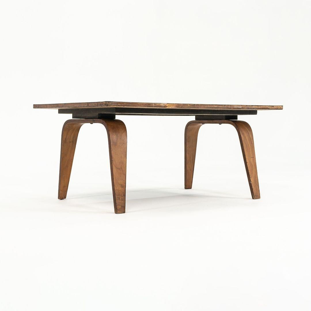 Il s'agit d'une The Table Company originale, conçue par Charles et Ray Eames et fabriquée par Evans Products Company en 1946. L'acronyme AT&T signifie Table (T) oblongue (O) avec une base en bois (W). La pièce est construite à partir de 5 fines