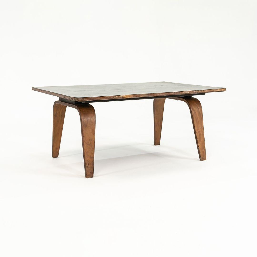 Moderne 1946 Table basse Eames Evans Herman Miller OTW en contreplaqué de bouleau avec plateau noir en vente
