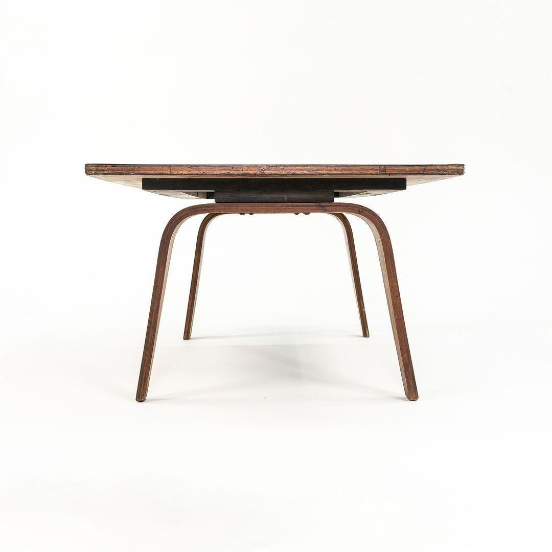 1946 Table basse Eames Evans Herman Miller OTW en contreplaqué de bouleau avec plateau noir Bon état - En vente à Philadelphia, PA