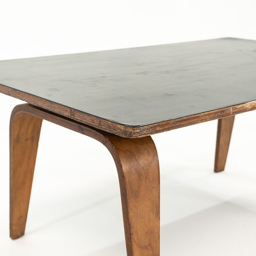 Milieu du XXe siècle 1946 Table basse Eames Evans Herman Miller OTW en contreplaqué de bouleau avec plateau noir en vente