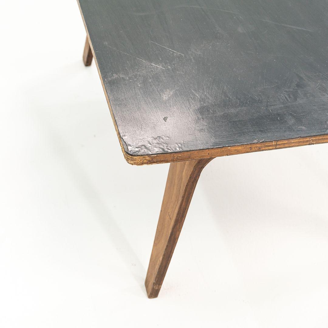 Stratifié 1946 Table basse Eames Evans Herman Miller OTW en contreplaqué de bouleau avec plateau noir en vente
