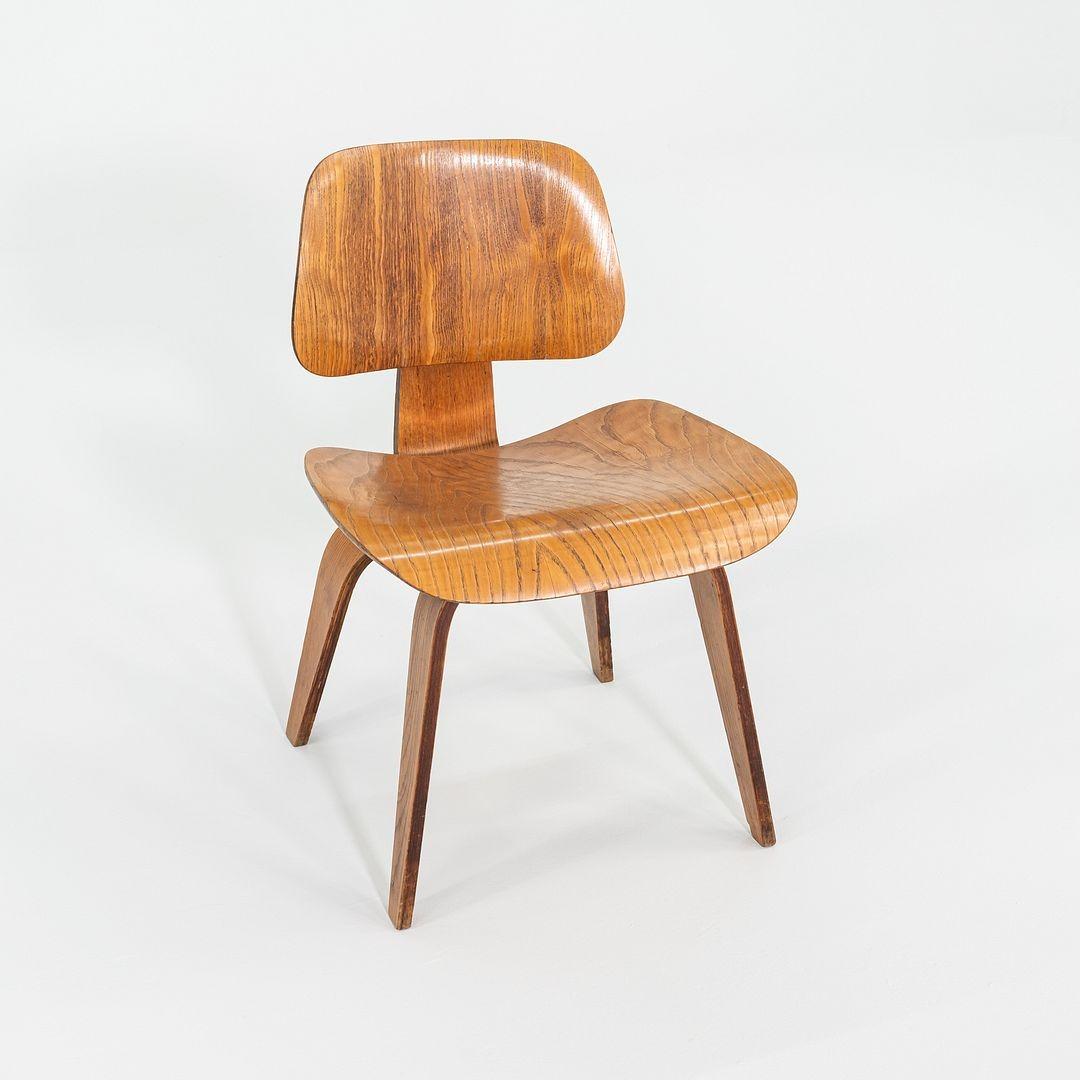 Dies ist ein Paar DCW-Esszimmerstühle aus Kattun-Esche, die ursprünglich 1946 von Charles und Ray Eames entworfen wurden. Es handelt sich um sehr seltene, frühe Exemplare, die von der Evans Plywood Company hergestellt wurden. Beide Stühle haben ihr