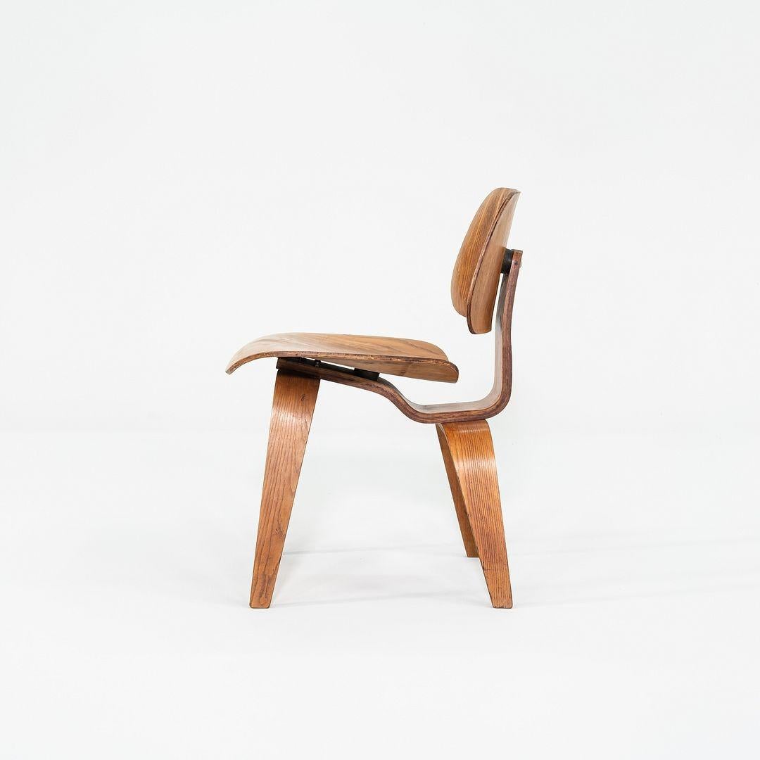 Paar Eames Evans DCW-Esszimmerstühle aus Eschenholz in Calico-Eschenholz, 1946 (amerikanisch) im Angebot