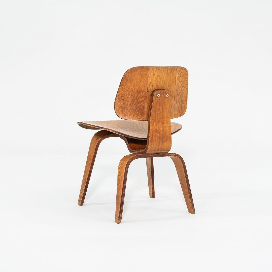 Paar Eames Evans DCW-Esszimmerstühle aus Eschenholz in Calico-Eschenholz, 1946 im Zustand „Gut“ im Angebot in Philadelphia, PA