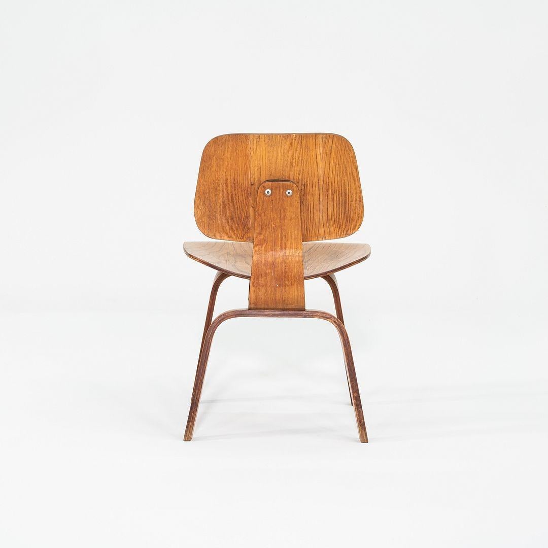Paar Eames Evans DCW-Esszimmerstühle aus Eschenholz in Calico-Eschenholz, 1946 (Mitte des 20. Jahrhunderts) im Angebot