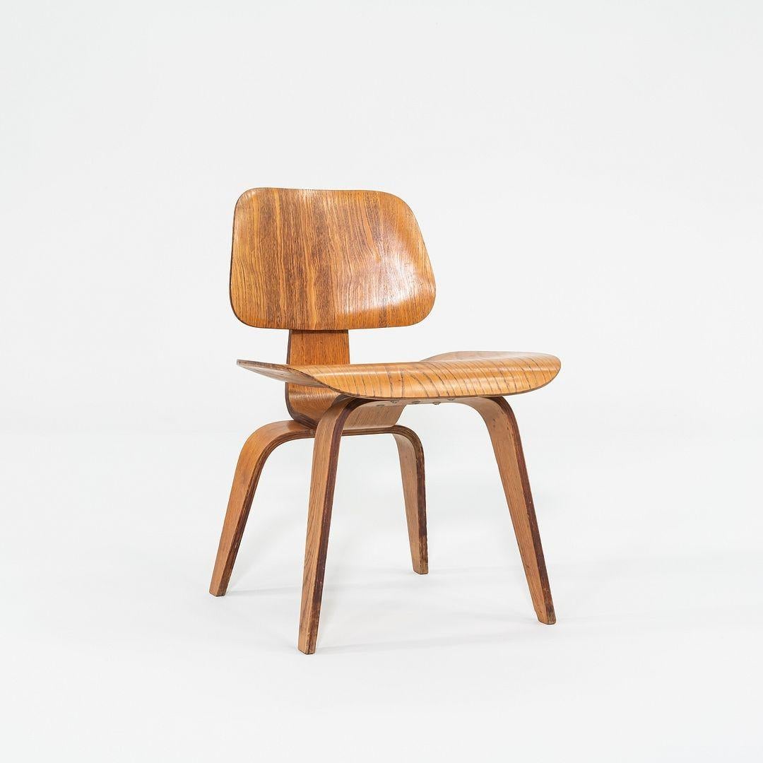 Paar Eames Evans DCW-Esszimmerstühle aus Eschenholz in Calico-Eschenholz, 1946 im Angebot 2