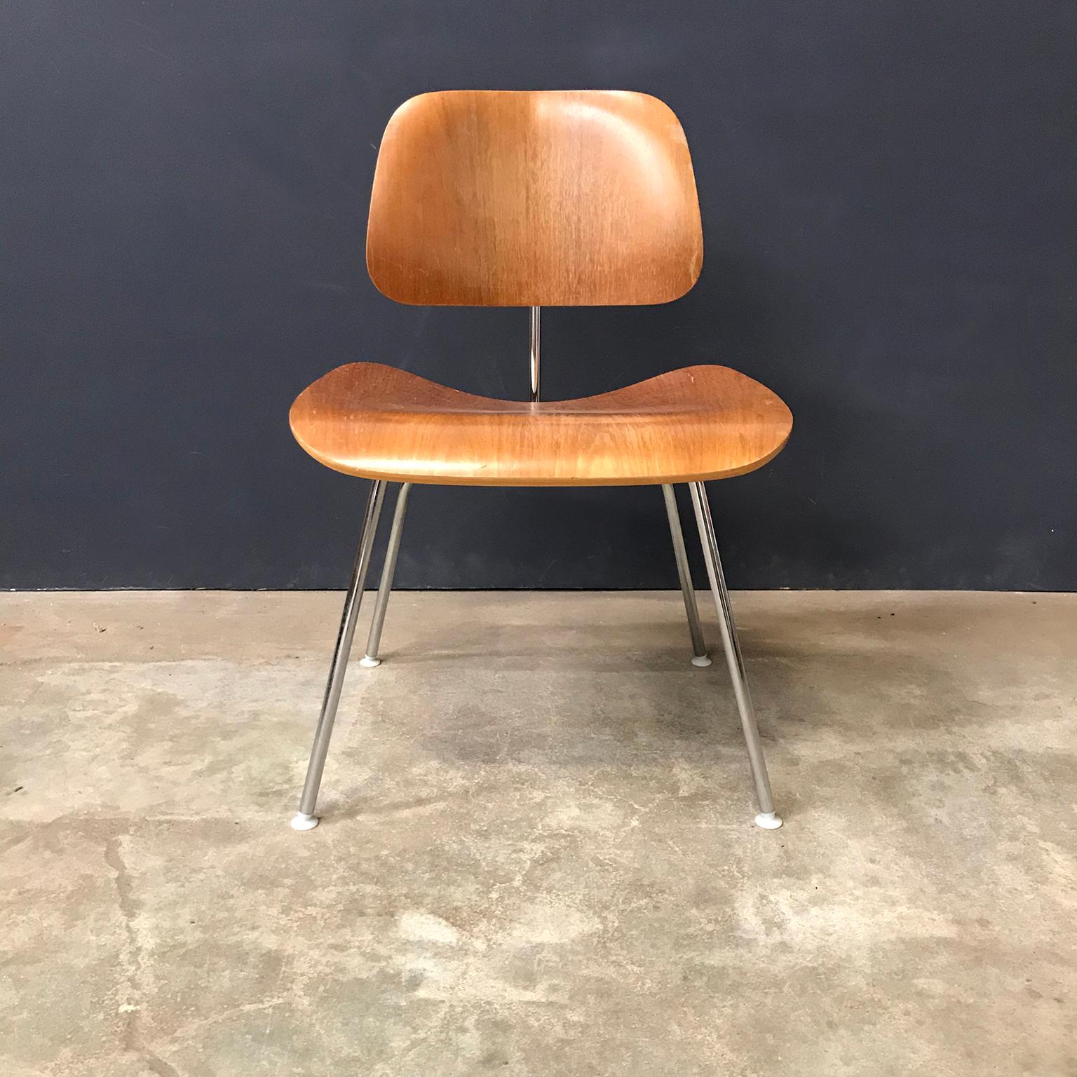 1946, Ray and Charles Eames for Herman Miller, Dcm Chair in Wooden Version 4
