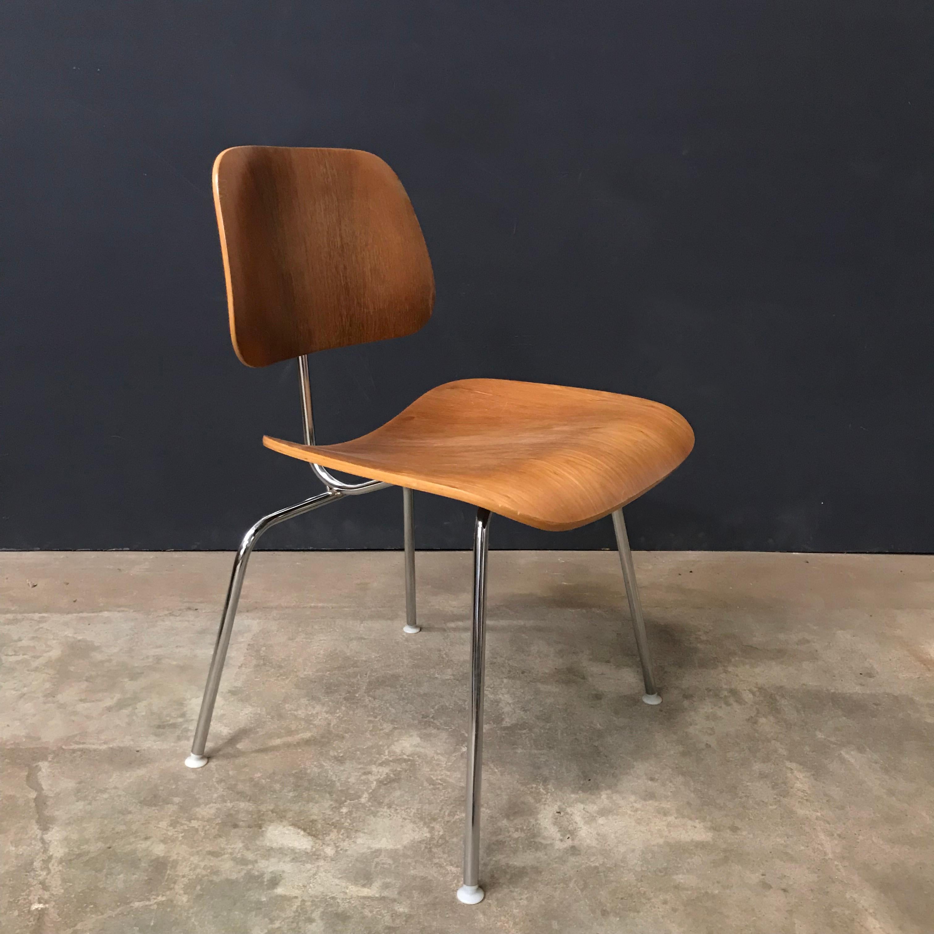 DCM in wood by Herman Miller. Wooden seats is in beautiful warm color with traces of wear like loss of lacquer, some scratches and a chip of veneer of back of the seat (#16 and #17).
The base shows some traces of wear like tiny stains and some