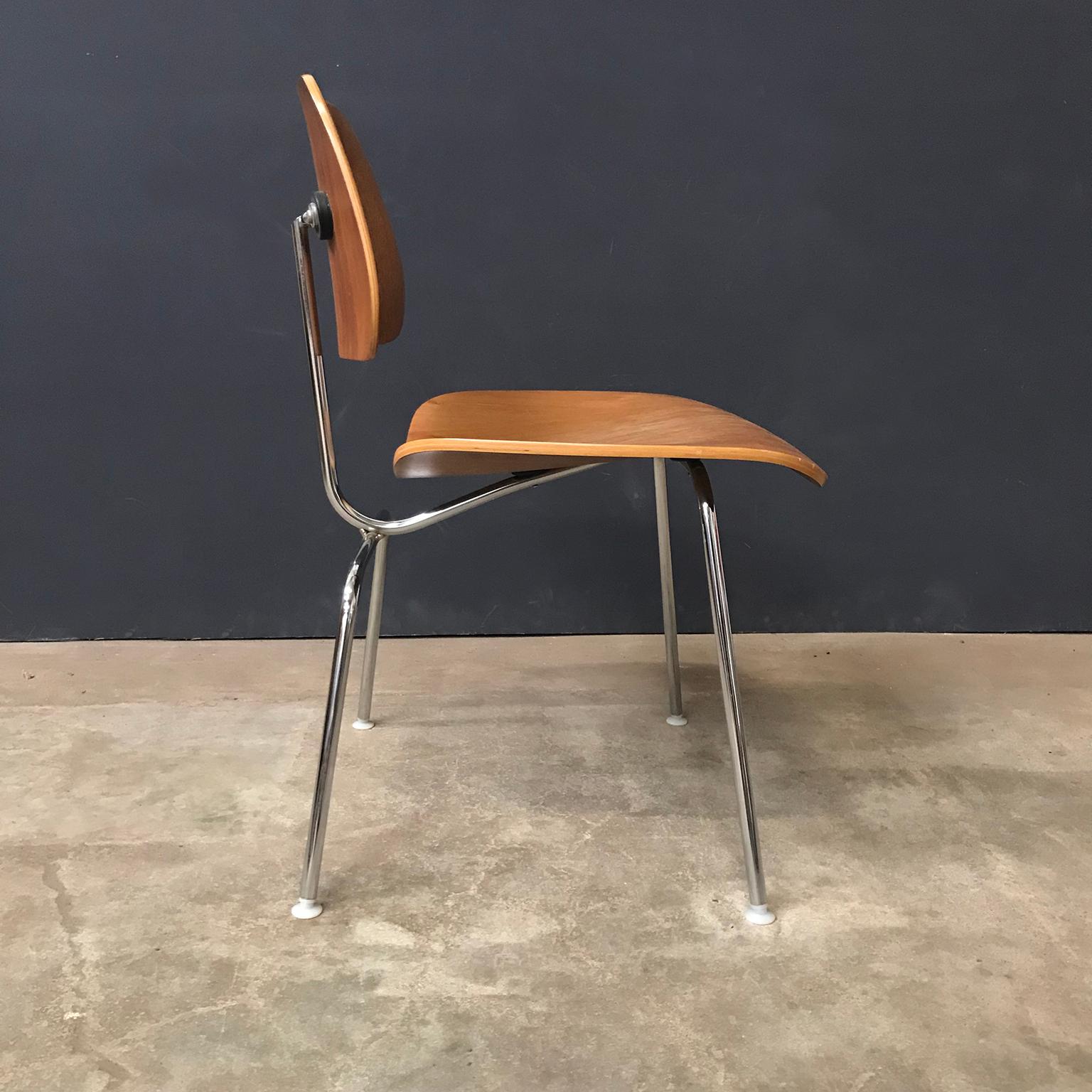 1946, Ray and Charles Eames for Herman Miller, Dcm Chair in Wooden Version In Good Condition In Amsterdam IJMuiden, NL