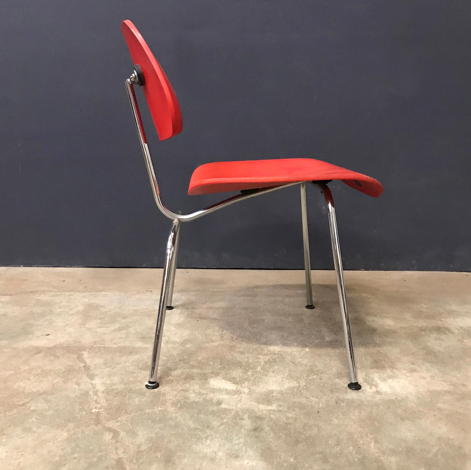 1946, Ray and Charles Eames for Vitra, DCM Chair in Red Vernish In Good Condition For Sale In Amsterdam IJMuiden, NL