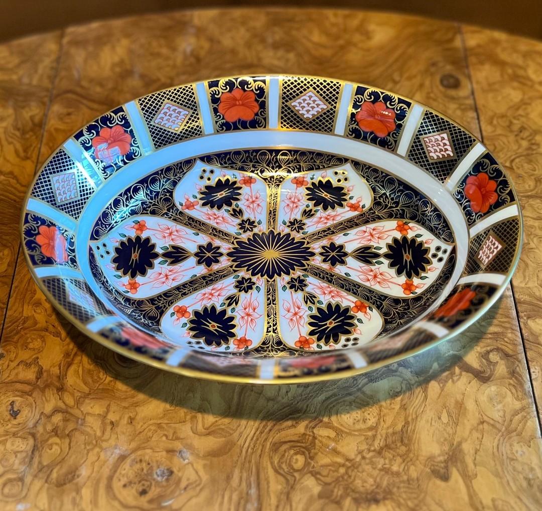 Piatto ovale per verdure Royal Crown Derby Old Imari 1128. Un esempio intramontabile di artigianato inglese in bone china. Caratterizzato dall'iconico motivo Old Imari 1128 del marchio, questo piatto mostra un'elaborata miscela di blu cobalto