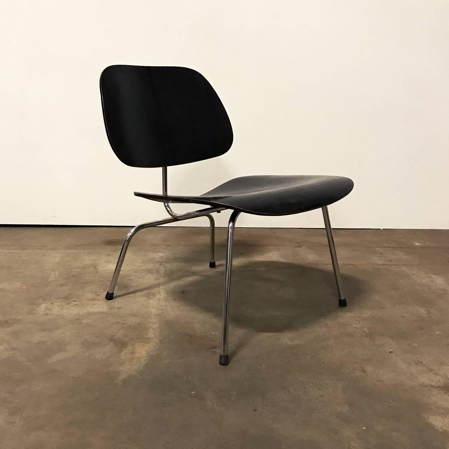 LCM with black wooden seat by Charles Eames, produced by Herman Miller. Very elegant design. The base is in good condition with just some spots. The backrest has some tiny damage and on the edge some loss of paint/lacquer (see picture #8). The seat