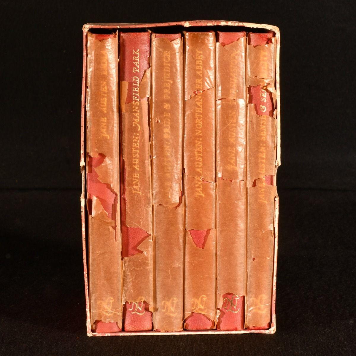 Une merveilleuse édition en six volumes des œuvres de Jane Austen, en reliure de veau, avec le glassine et l'étui d'origine.

Premier et premiers tirages de la série 'Novel Library' de Hamish Hamilton consacrée aux œuvres d'Austen.

On y trouve la