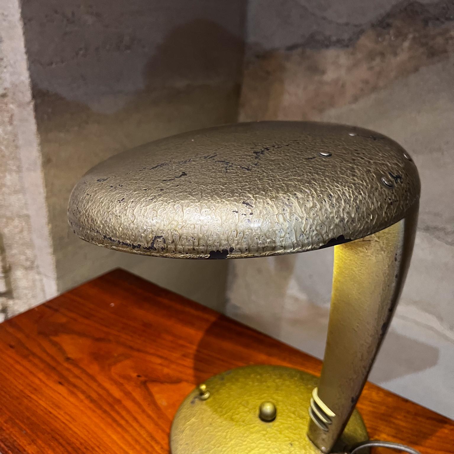 Antike Goldkobra-Schreibtischlampe von Jean Otis Reinecke Faries, 1947 im Zustand „Gut“ im Angebot in Chula Vista, CA