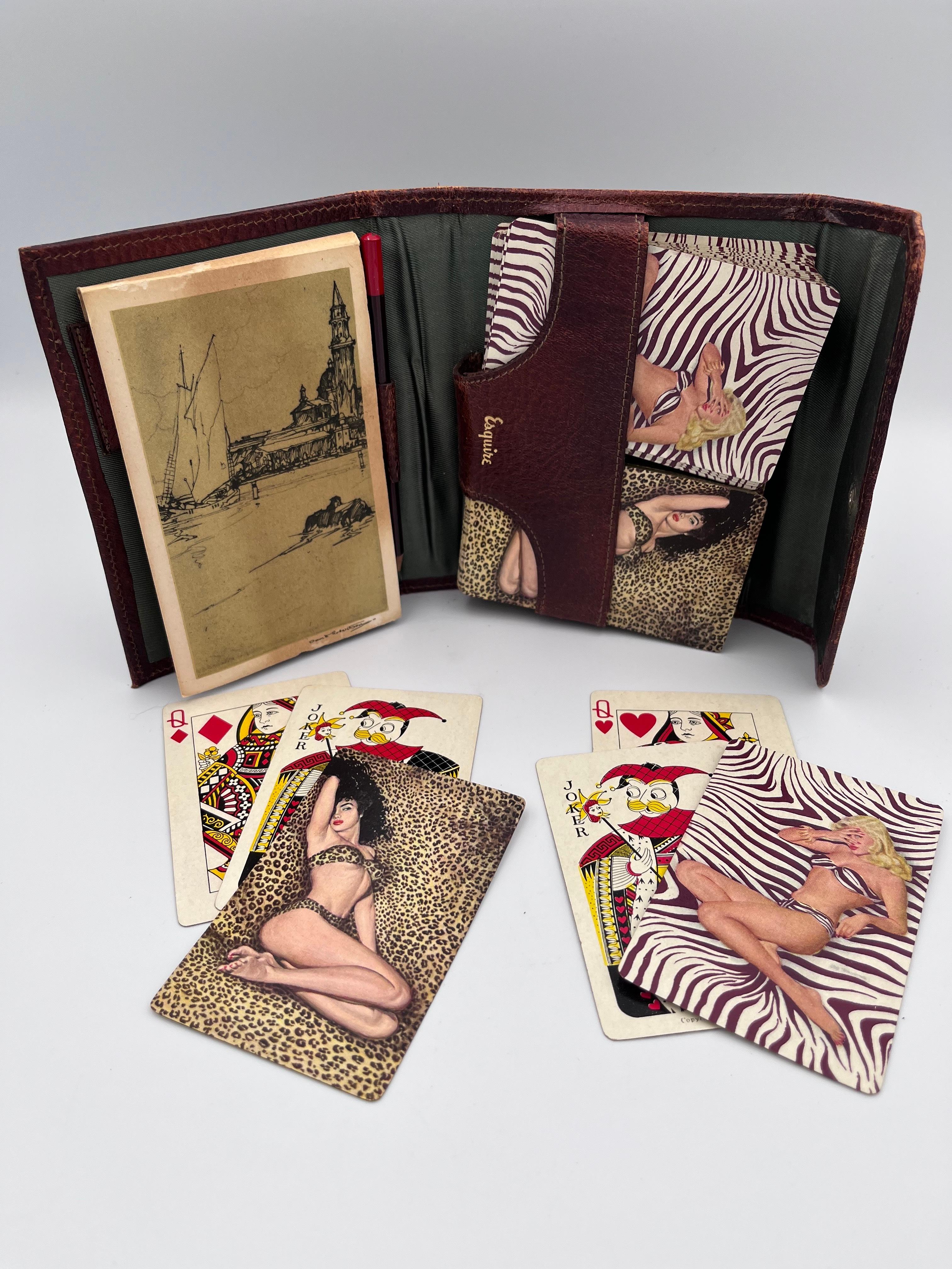 1947 Esquire Pin-Up Zebra & Cheetah Bridge Jeu de cartes de poker dans un étui en cuir

Cet incroyable jeu de cartes Esquire de 1947 incarne la sophistication ludique et le charme osé de l'Amérique d'après-guerre. Ce qui semble à première vue être