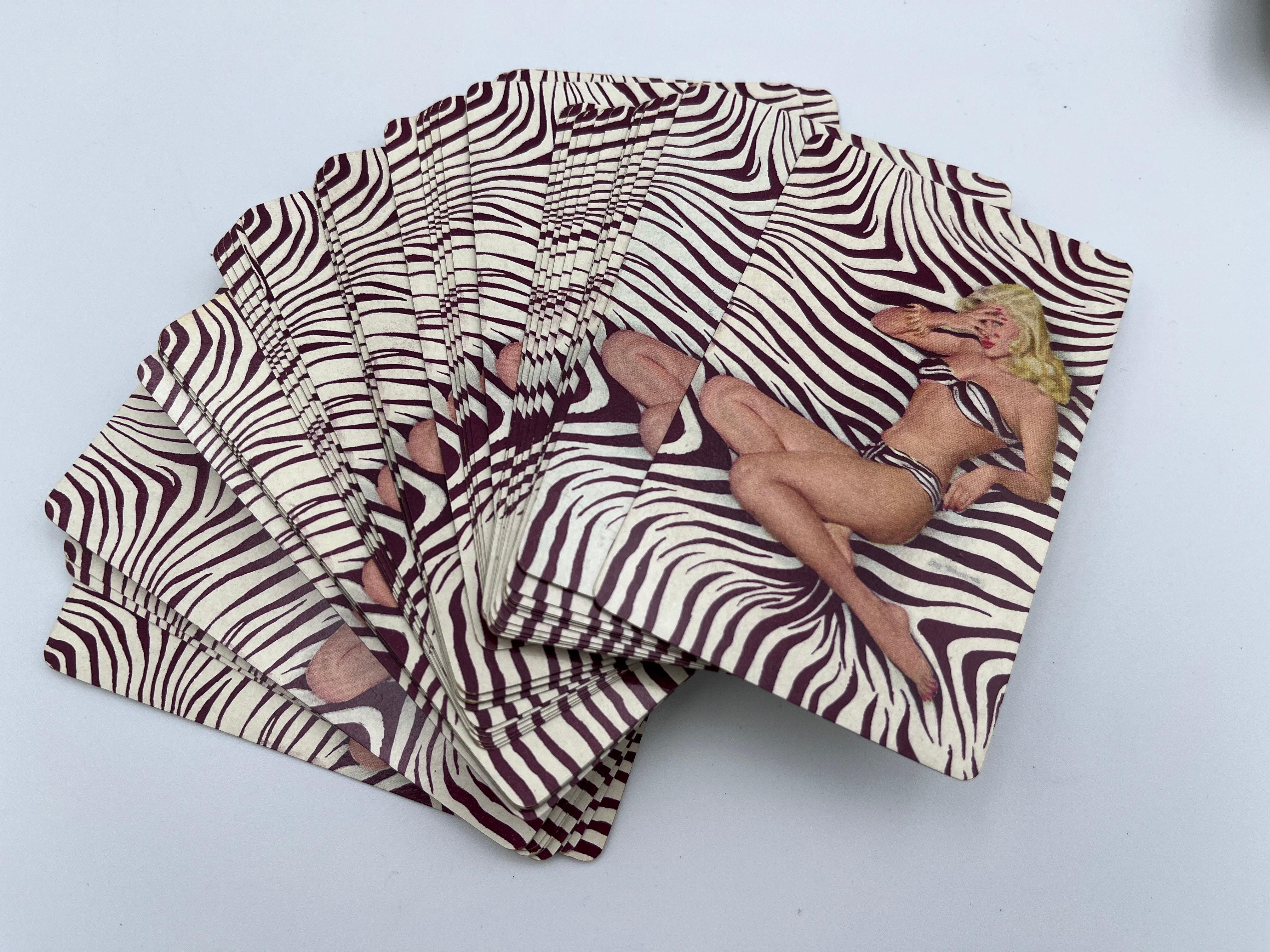 Milieu du XXe siècle 1947 Esquire Pin Up Zebra Cheetah Bridge Jeu de cartes de poker dans un étui en cuir en vente