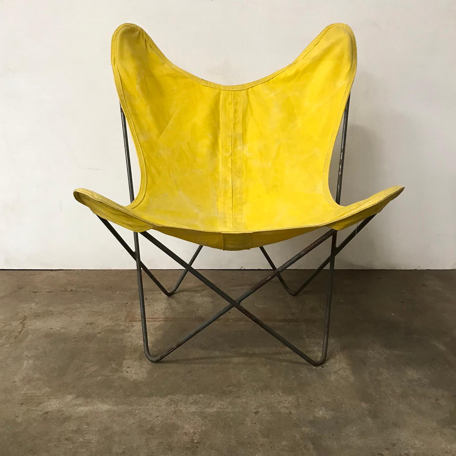 1947, Hardoy, Ferrari, Yellow Cover with Black Base Butterfly Chair In Good Condition In Amsterdam IJMuiden, NL