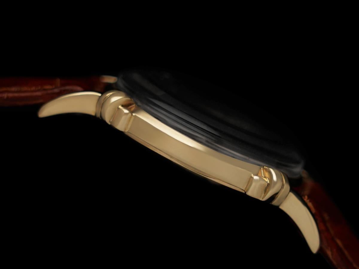 1947 Jaeger-LeCoultre Vintage Mens Midsize Watch, Beautiful Case - 14K Gold For Sale 1