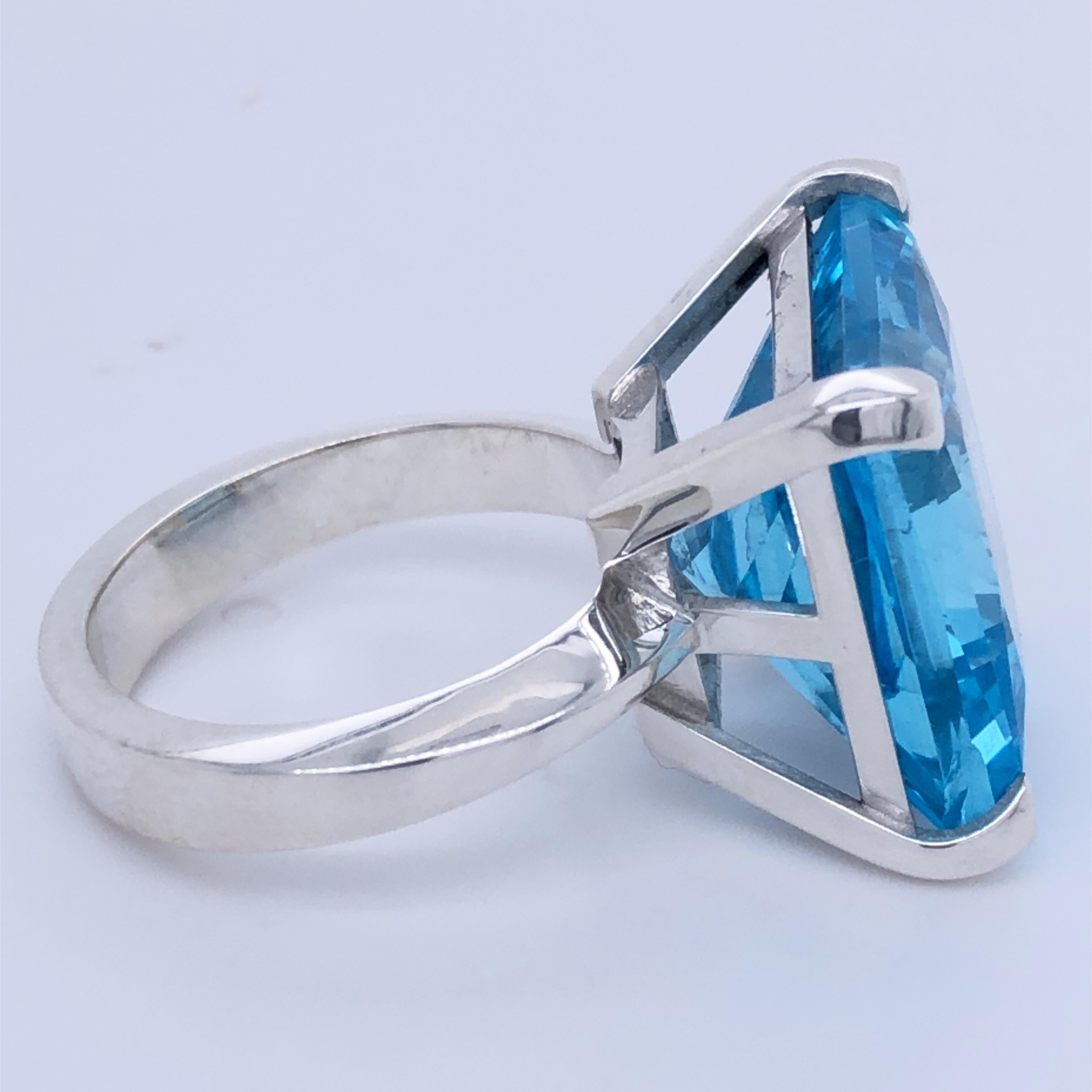 Contemporary 19.47 Karat Princess Cut Natural Light Blue Topaz Cocktail Ring For Sale