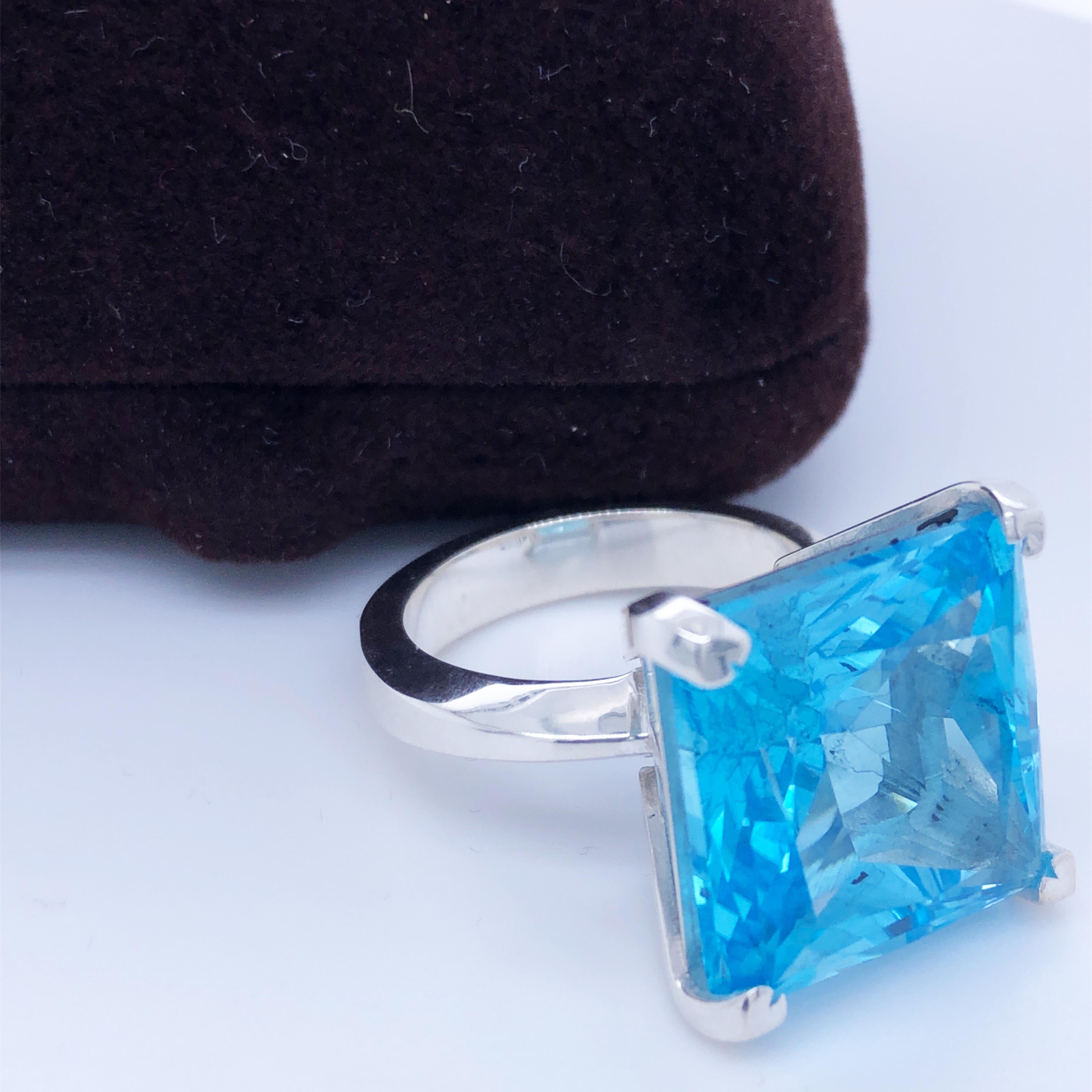 Women's 19.47 Karat Princess Cut Natural Light Blue Topaz Cocktail Ring For Sale