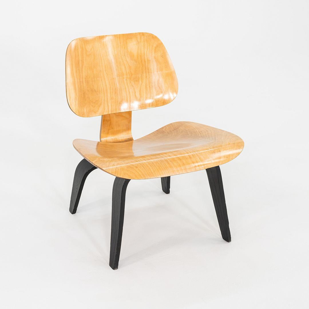 1947 Pair of Evans Eames LCW Chairs in Birch with Ebonized Legs In Good Condition For Sale In Philadelphia, PA