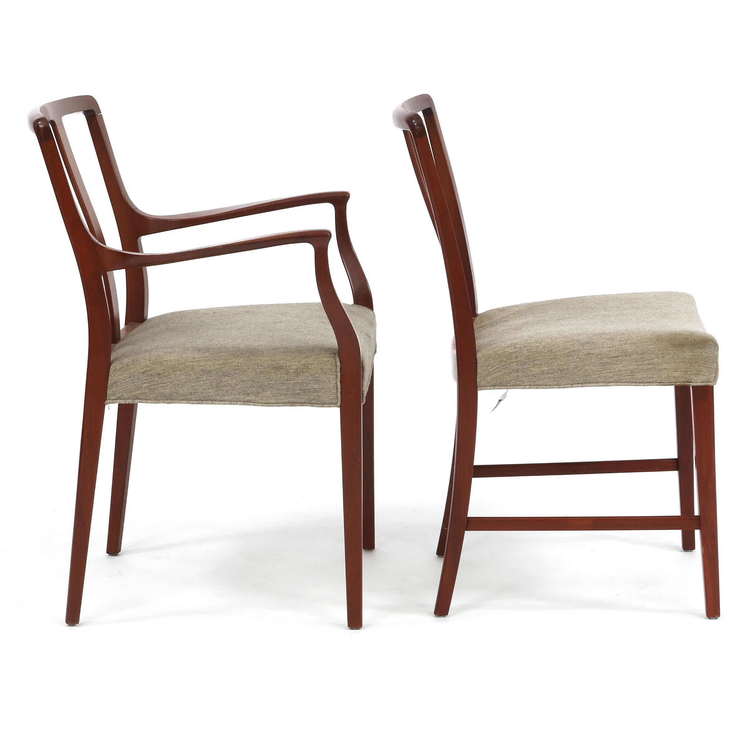 1947 Peder Pedersen, set di sei sedie da pranzo in mogano, di cui due poltrone. Seduta rivestita in lana leggera. Progettato nel 1947. Realizzato dall'ebanista Peder Pedersen. Presentato alla 21ª Mostra della Guild di Copenaghen del 1947.