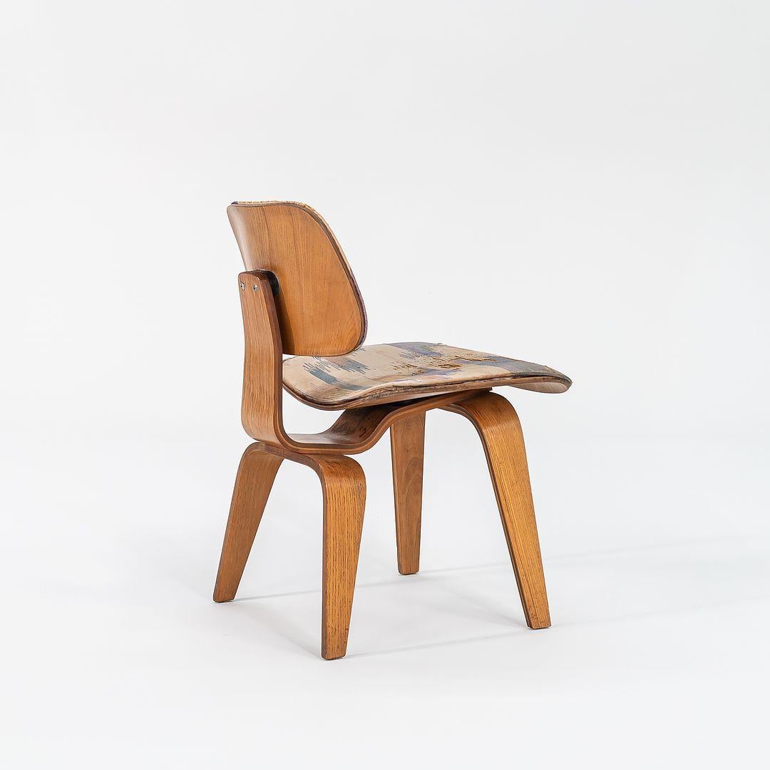 1947 Rare Eames Evans Herman Miller DCW Dining Chair in Calico Ash & Fabric In Good Condition For Sale In Philadelphia, PA