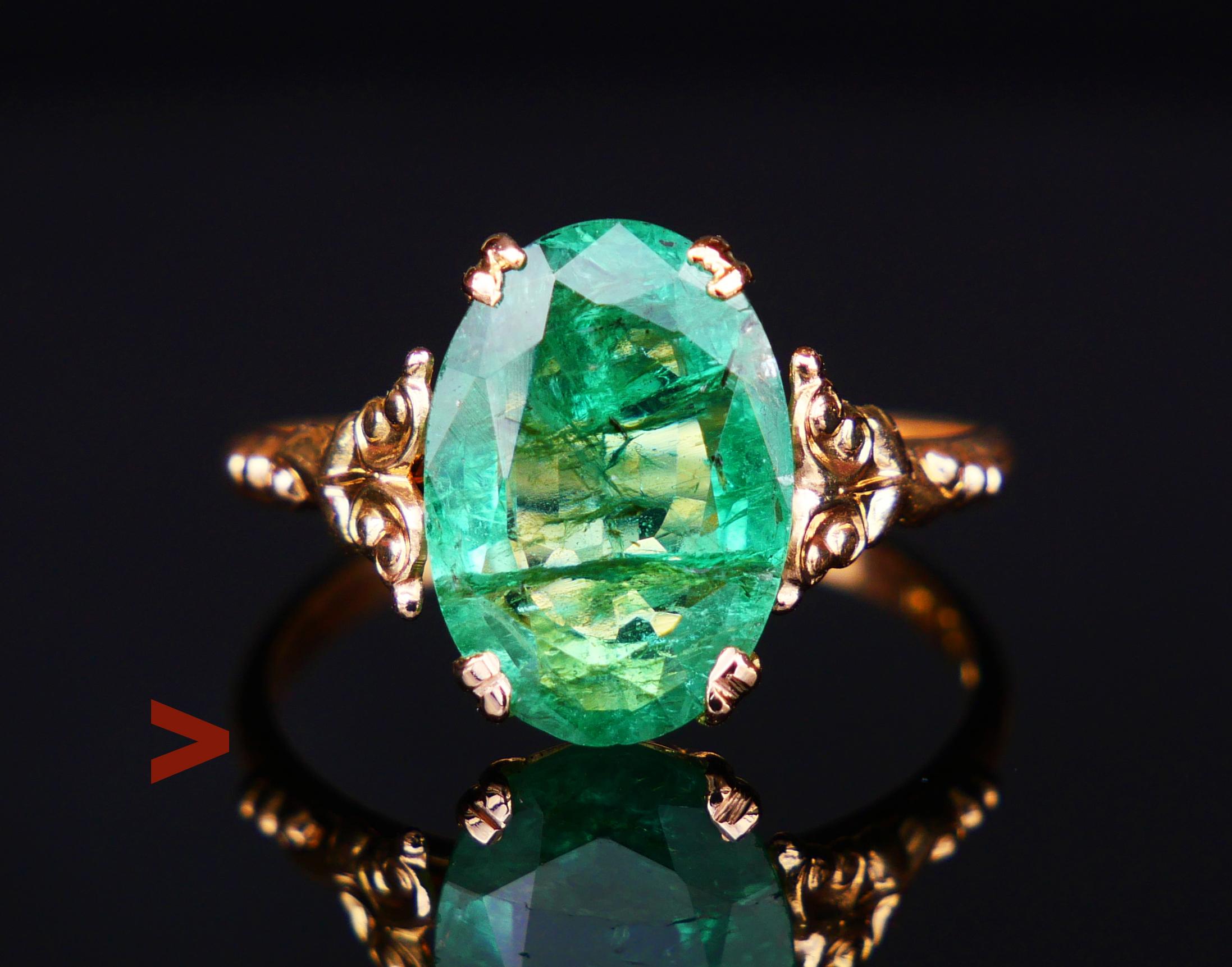 Ring für jeden Tag aus massivem 18K Gelbgold mit einem natürlichen Smaragd mit ovalem Schliff 13 mm x 9 mm x 4,5 mm tief / ca. 5 ct, der eine für natürliche Steine typische Struktur aufweist.

Schwedische Punzen, Hersteller ist DG& Co, Stadt Malmö,