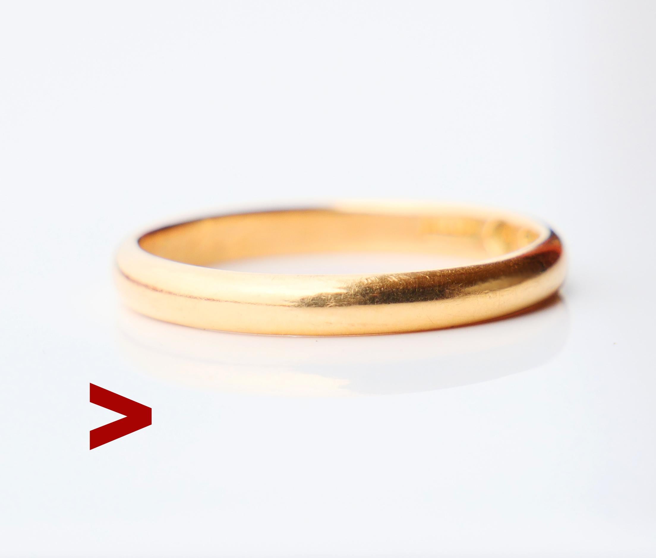 Regular type 18K Yellow Gold Wedding Ring . In fine used condition.

Made in Sweden ,hallmarked 18K,date code is X8/ made in 1947. Engraved with name and date (worn)

Band is 3 mm wide. Size : Ø 10 US / 19.84 mm. No traces of previous sizings .
