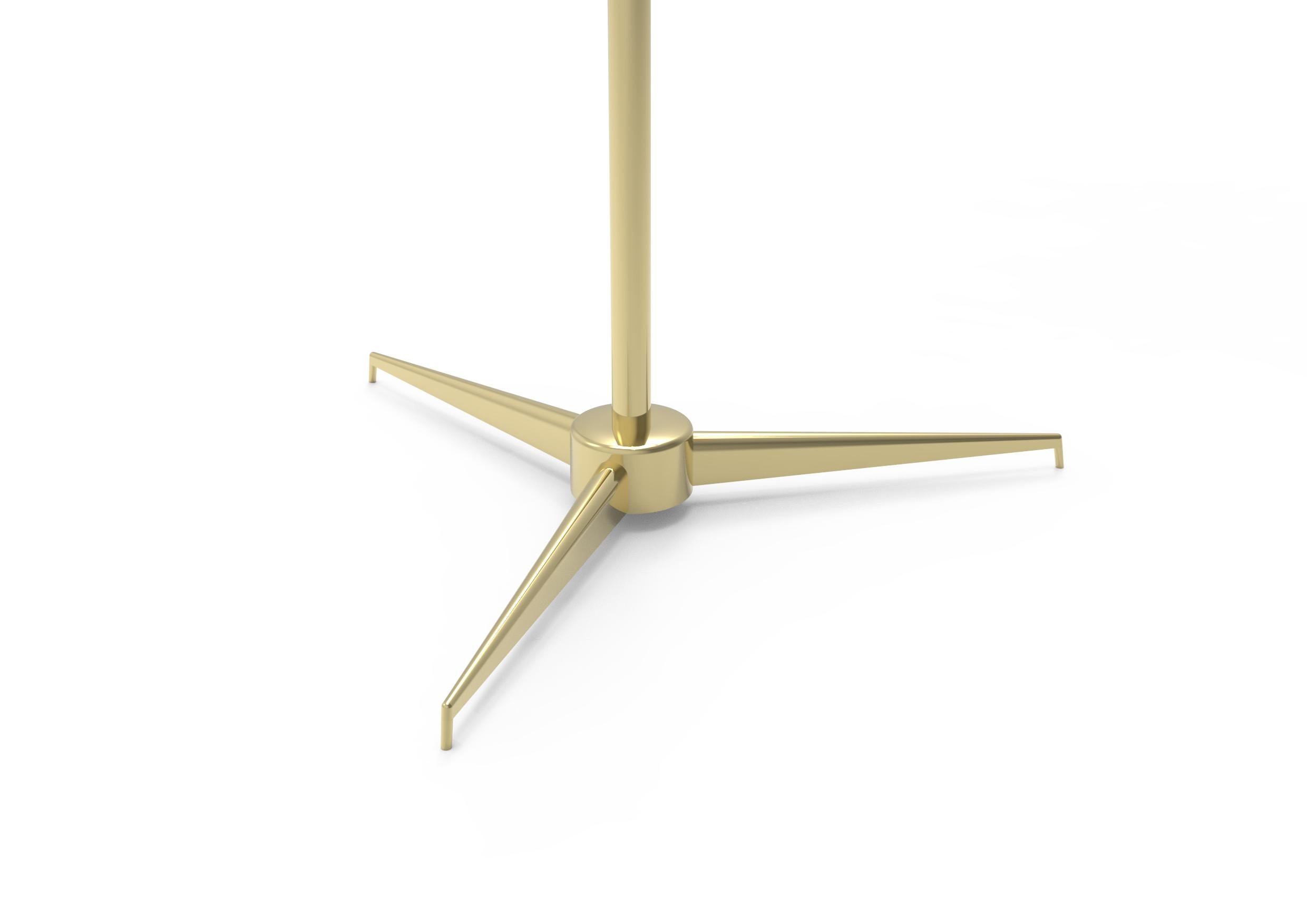 Icon of Arredoluce, symbol of an era and source of inspiration for many objects to follow over time, Triennale is perhaps the best known project by Angelo Lellii. Presented at the VII Milan Triennale in 1947, it is a floor lamp with a brass linear