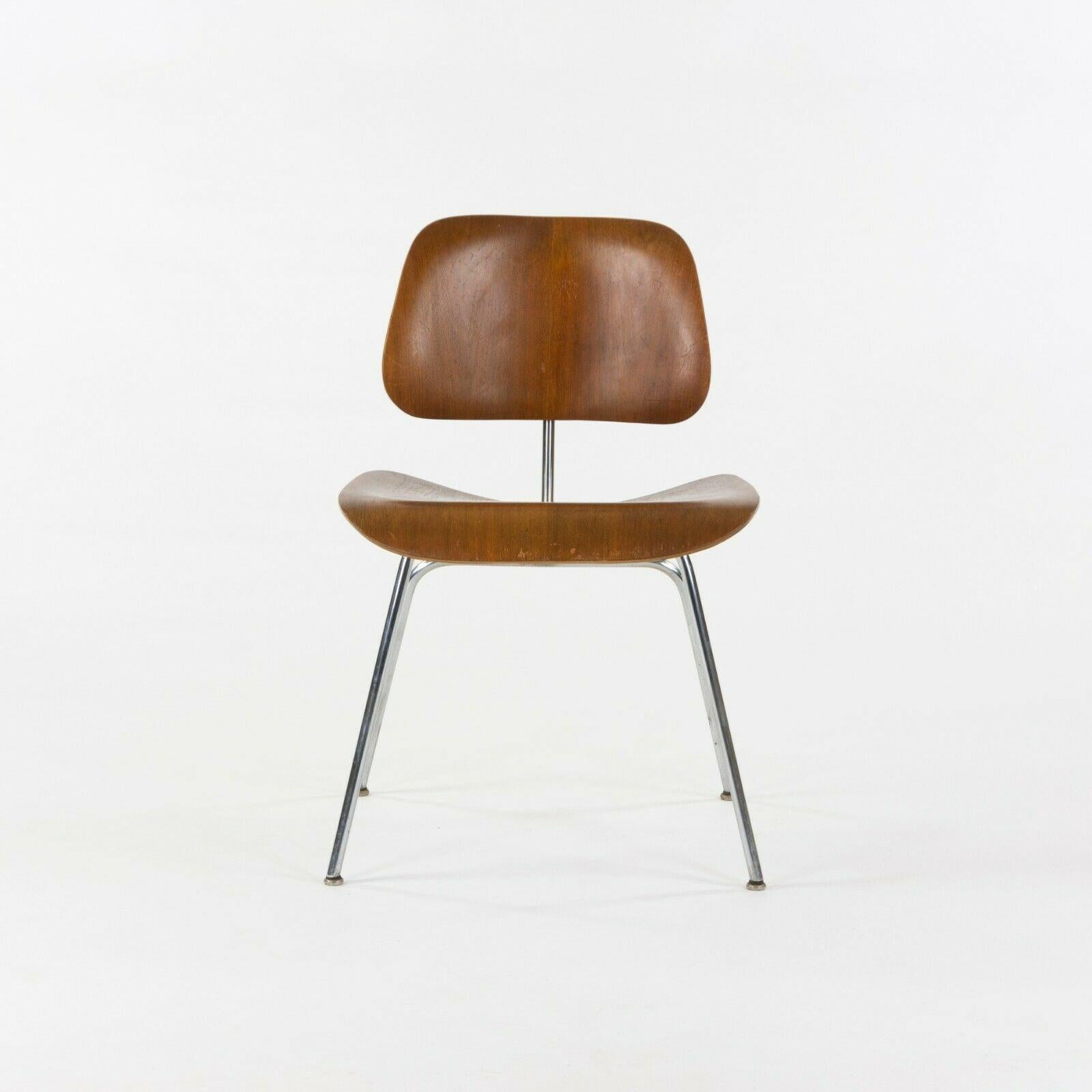 Zum Verkauf steht ein Original-Set von vier DCM-Stühlen, entworfen von Charles und Ray Eames. Dieses spezielle Set stammt aus dem Jahr 1948 und wurde von der Evans Plywood Company (dem ersten Hersteller dieser Stühle) produziert. Bemerkenswert ist
