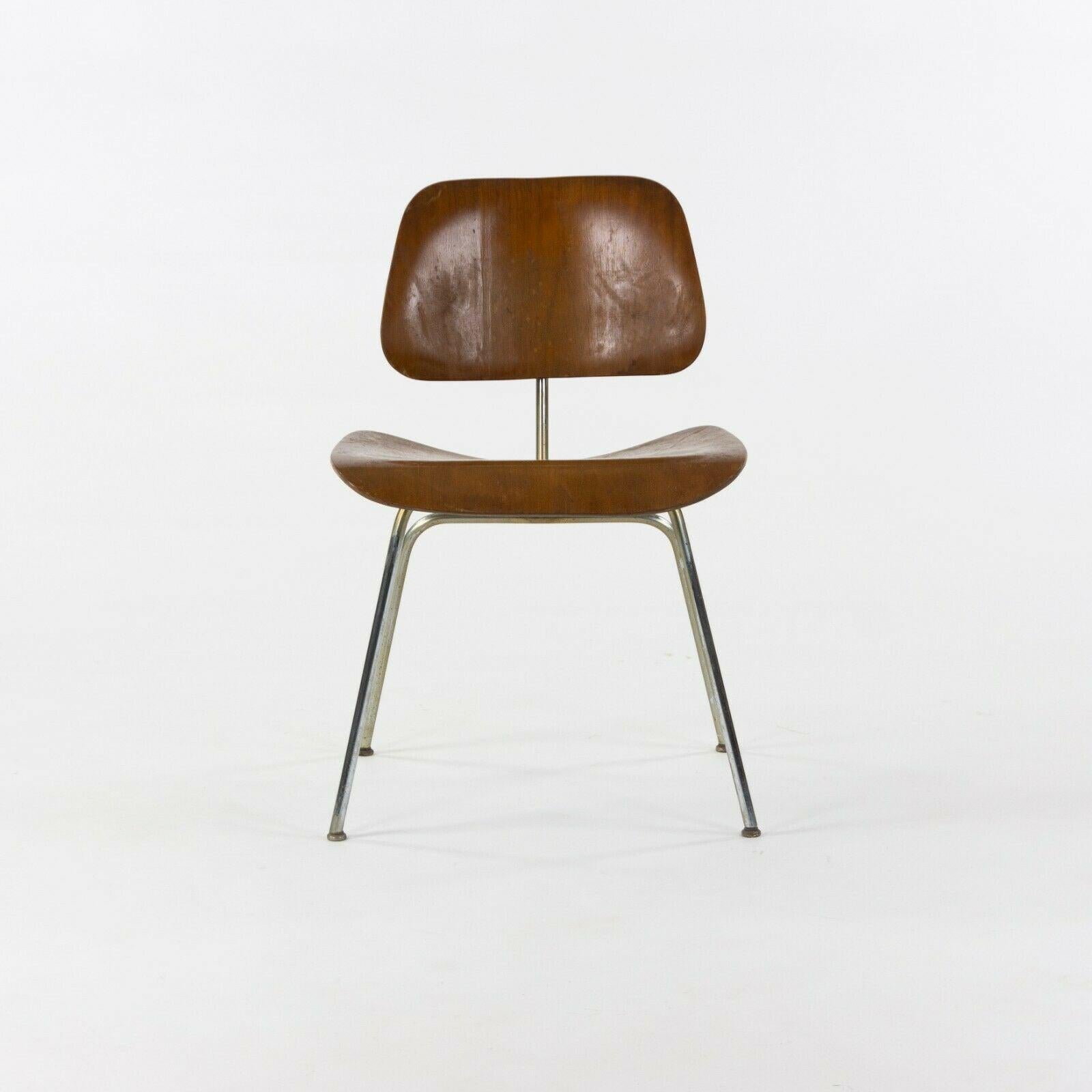 Zum Verkauf steht ein Original-Set von fünf DCM-Stühlen, entworfen von Charles und Ray Eames. Dieses spezielle Set stammt aus dem Jahr 1948 und wurde von der Evans Plywood Company (dem ersten Hersteller dieser Stühle) produziert. Bemerkenswert ist