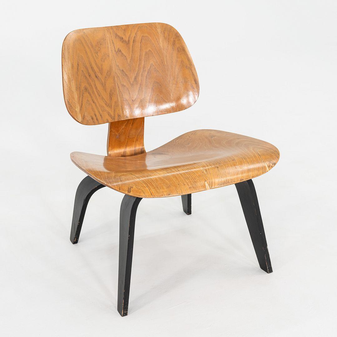 Se trata de una Silla Lounge LCW, diseñada inicialmente por Charles and Ray Eames en 1946. Se trata de un ejemplar antiguo, de hacia 1948. La silla fue fabricada por Evans Products y distribuida por Herman Miller. Presenta el patrón de tornillos