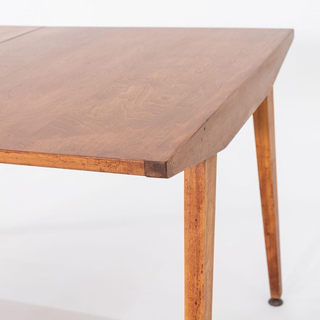 La vente porte sur une table à manger à rallonge N-12, très ancienne et rare, conçue par George Nakashima et produite par Knoll Associates. Il s'agit de l'un des premiers exemples de meubles produits par George Nakashima, puisqu'il n'a collaboré