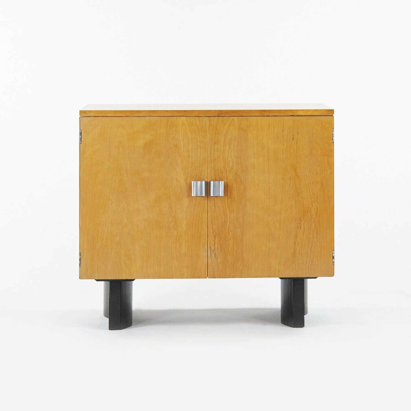 Zum Verkauf steht ein Paar passender 2-türiger Kredenzen/Schränke von Johnson Furniture Co aus Grand Rapids mit Schlangenbein. Die Schränke wurden um 1948 von dem berühmten Trio Pipsan Saarinen Swanson, Robert Swanson und Eliel Saarinen entworfen.