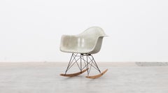 1948 Pergamentfarbener Fiberglas-Schalenstuhl RAR Rocking Chair von Charles & Ray Eames
