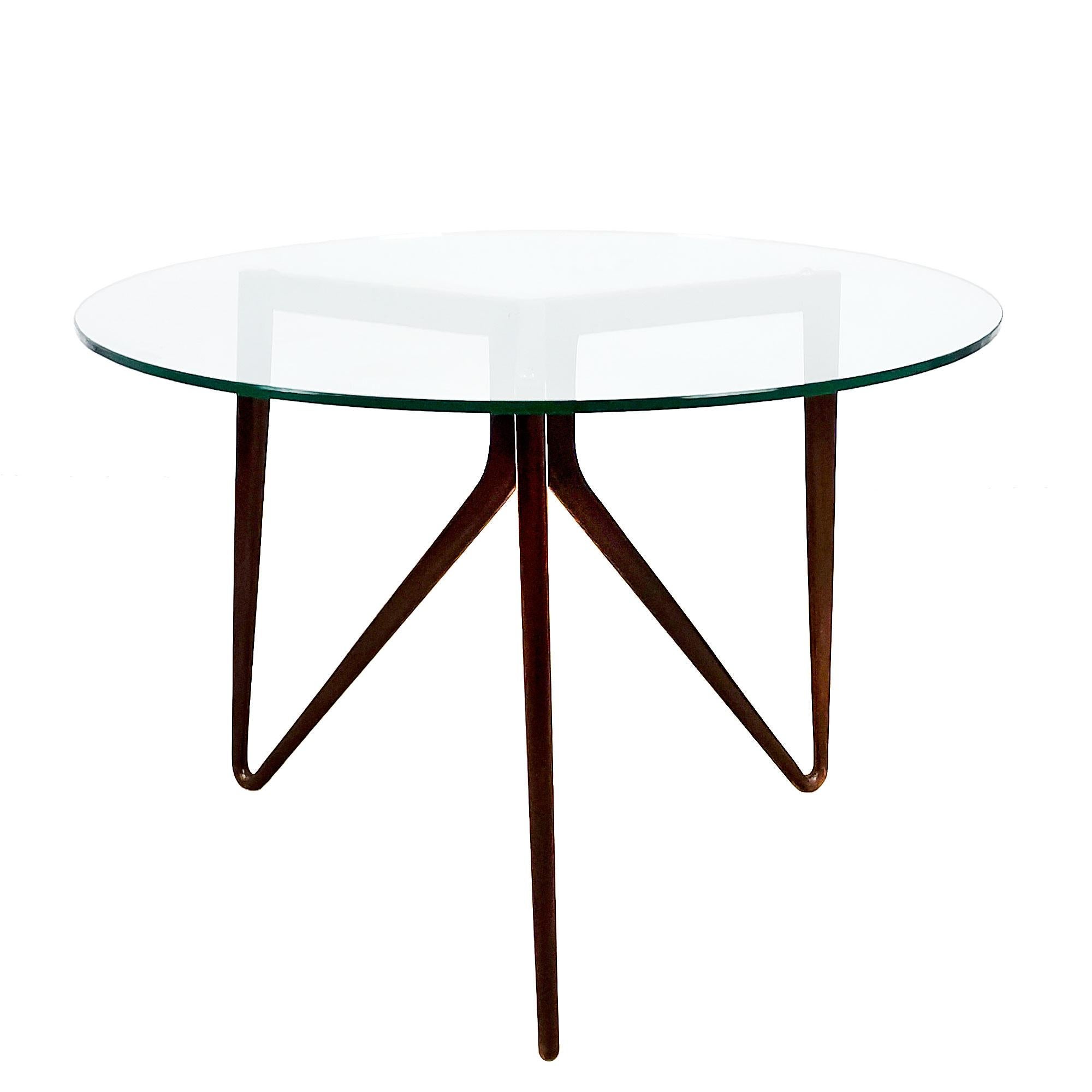 Mid-Century Modern Table d'appoint ronde à trépied, acajou massif et verre épais, Italie, milieu du siècle dernier en vente