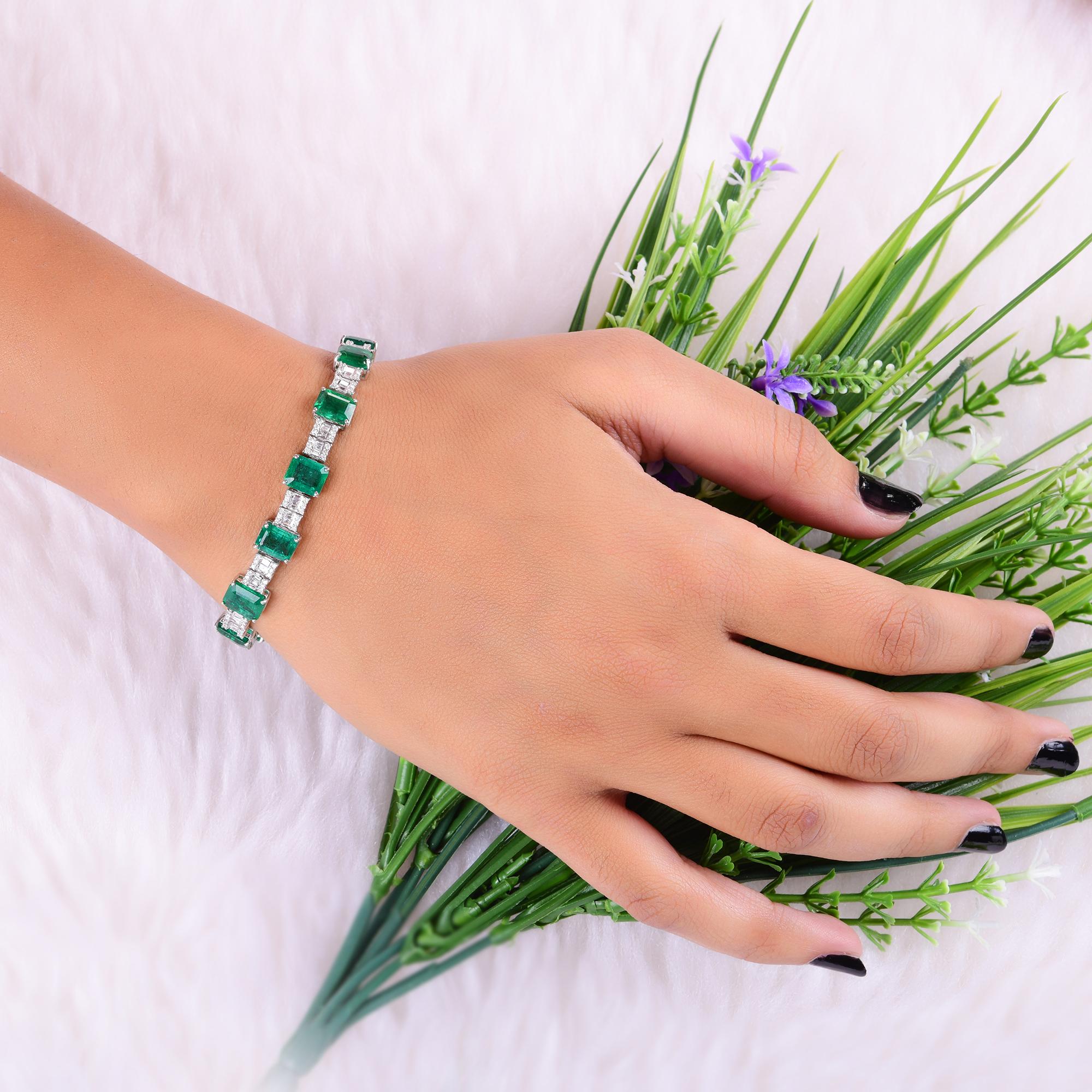 Diese 19,48 TCW sambischen Smaragd Edelstein SI / Diamant-Tennis-Armband 14K Weißgold verfügt über eine High-End-Variante einer Linie Armband. Die Glieder, die die Smaragde miteinander verbinden, sind mit einer Gruppe von Diamanten besetzt.
Smaragde