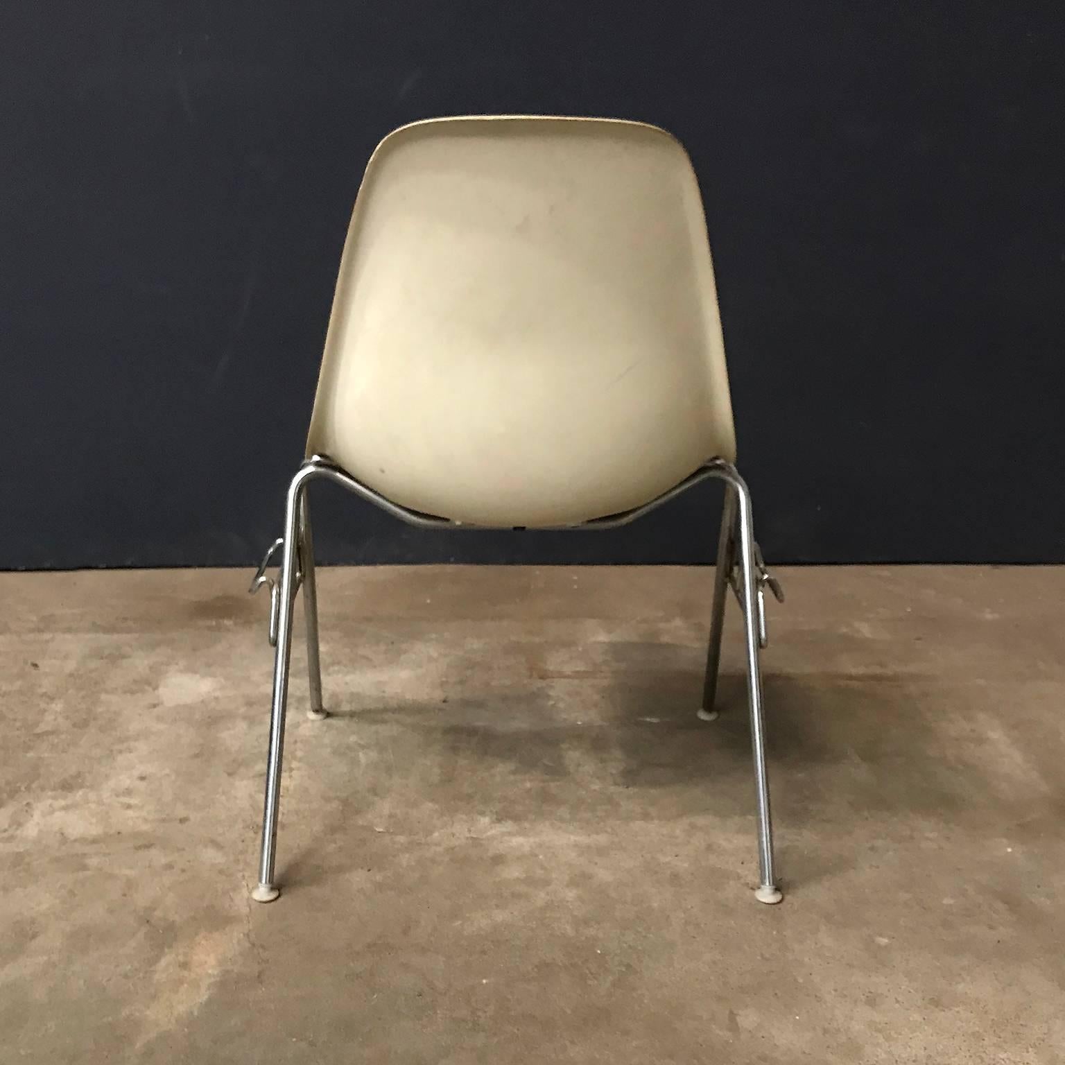 American 1948, Ray & Charles Eames for Herman Miller, Fiberglas Stacking Side Chair For Sale
