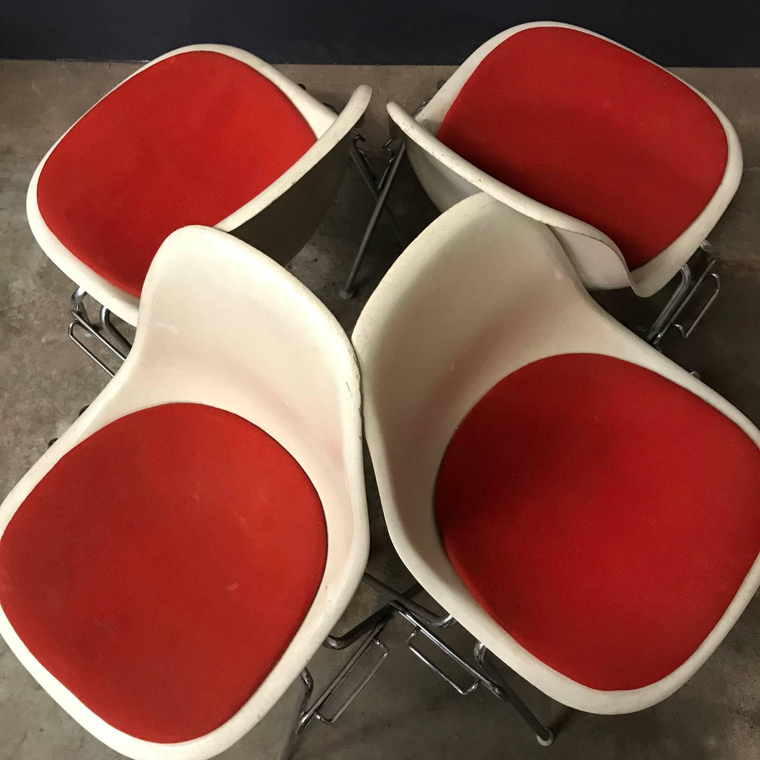 1948, Ray & Charles Eames for Herman Miller, Fiberglas Stacking Side Chair In Good Condition For Sale In Amsterdam IJMuiden, NL
