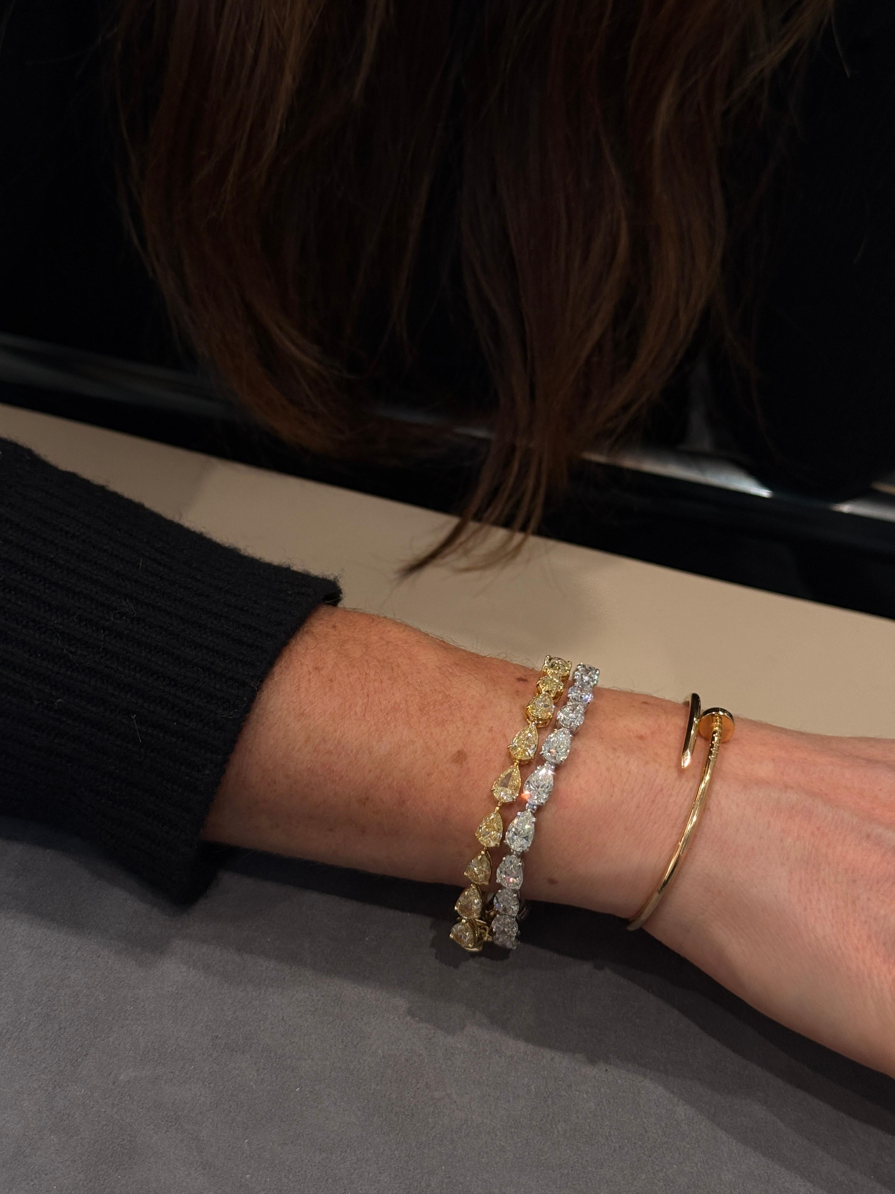 Esta flamante pulsera de línea de diamantes presenta 19 diamantes Amarillo Fancy en forma de pera bellamente emparejados, cada uno de los cuales pesa alrededor de 1 quilate. Juntos suman 19,48 quilates.

La pulsera está fabricada en oro amarillo de