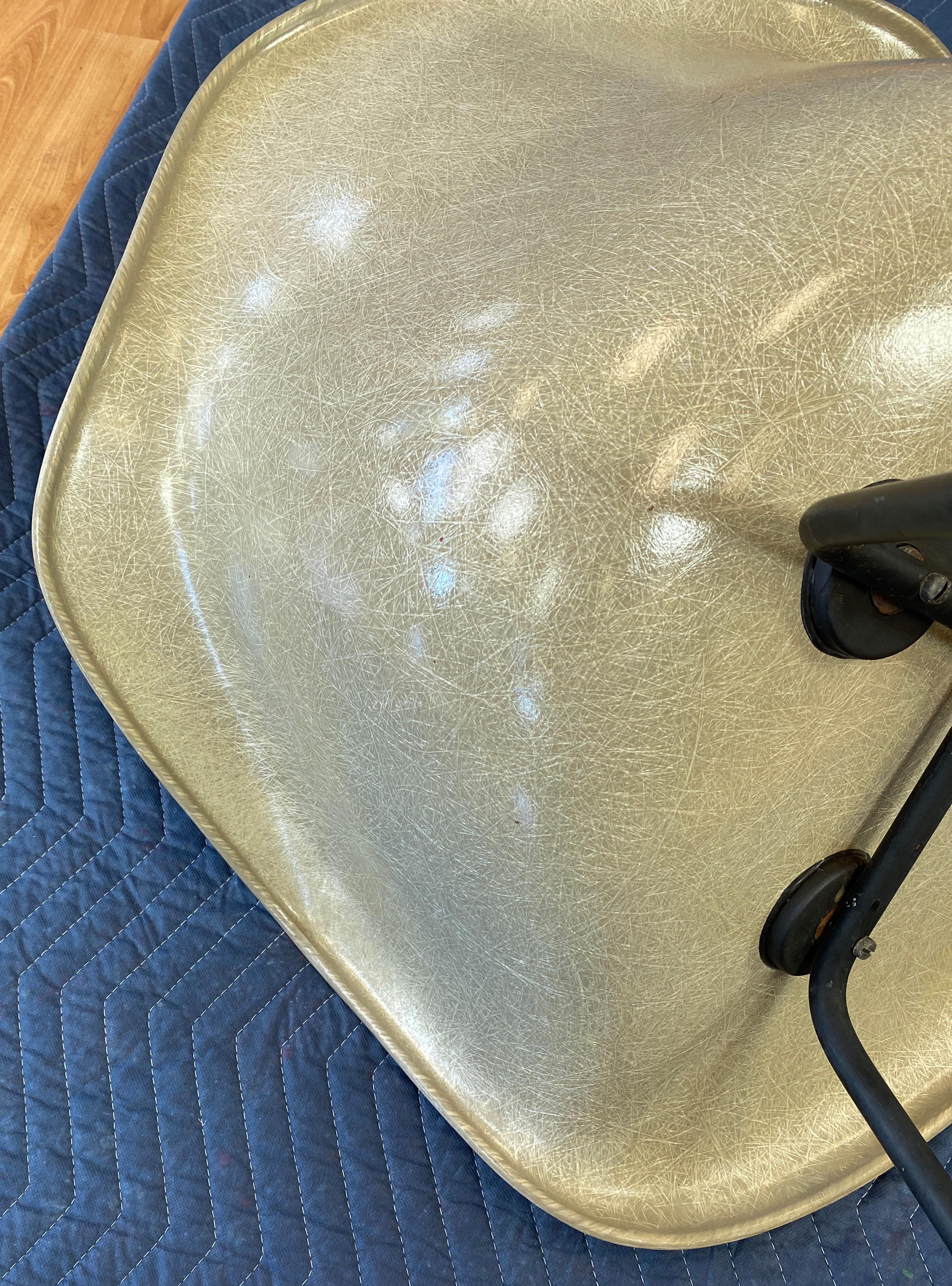 1949 Charles Eames Poltrona a conchiglia in fibra di vetro con bordo a corda per Herman Miller 6
