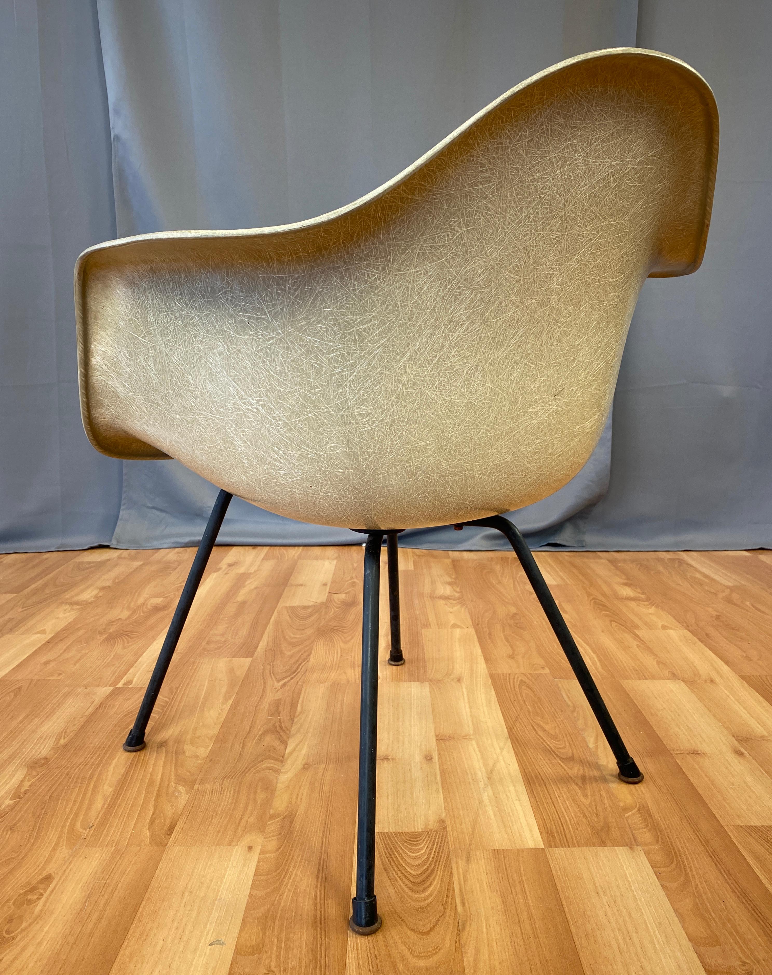 1949 Charles Eames Poltrona a conchiglia in fibra di vetro con bordo a corda per Herman Miller In condizioni buone a San Francisco, CA