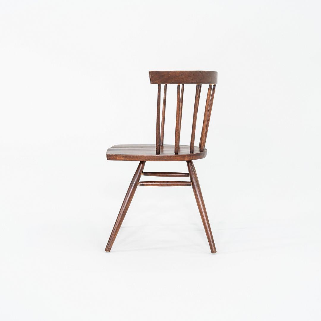 Il s'agit d'une chaise droite N19, conçue à l'origine par George Nakashima en 1946. Cet exemplaire particulier a été produit par Knoll aux États-Unis et date de 1949. La chaise est entièrement en noyer. Cette chaise droite réalisée pour Knoll fait