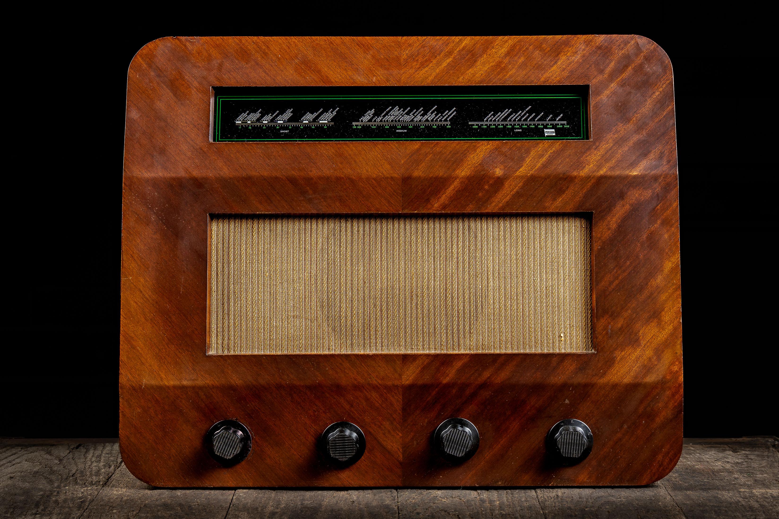 c. 1940s/1950s ; Murphy Radio Ltd. - Welwyn Garden City, Angleterre

Radio vintage produite en anglais par Murphy. Il est intéressant de noter que cette pièce comporte des stations étiquetées à l'intérieur de l'accordeur.

• Modèle : Murphy A122M
•