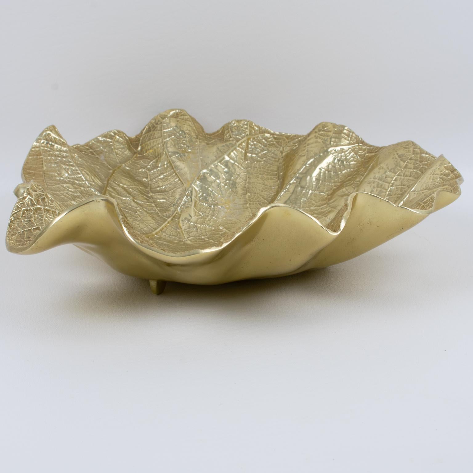 Virginia Metalcrafters Large Sea Grape Leaf Brass Bowl Dish Centerpiece, 1949 In Excellent Condition In Atlanta, GA