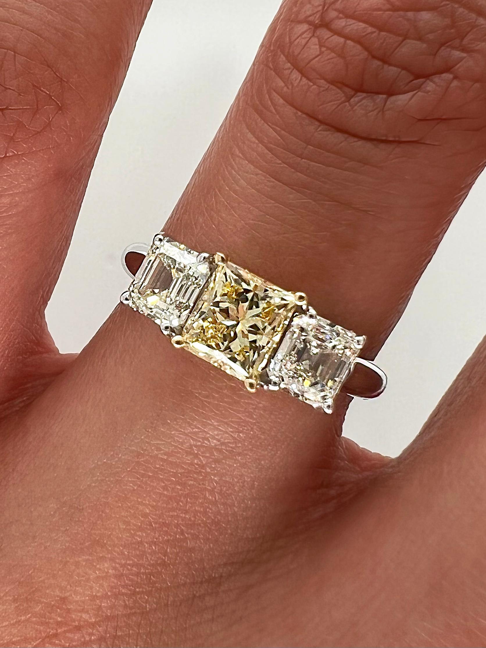 Bague de fiançailles pour femme à trois pierres avec diamant jaune fantaisie de 1,94 carat au total, certifié GIA Neuf - En vente à New York, NY