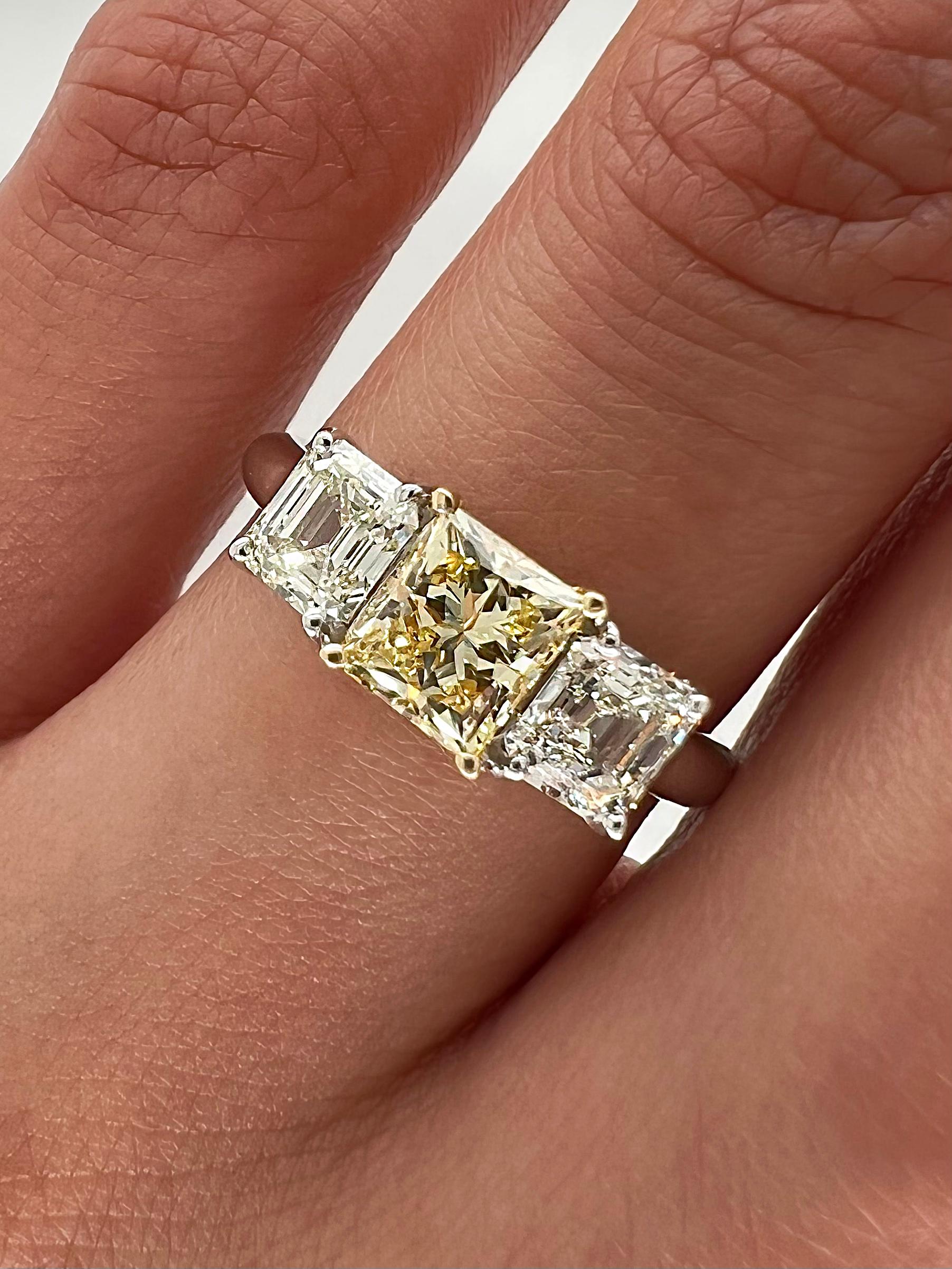 Bague de fiançailles pour femme à trois pierres avec diamant jaune fantaisie de 1,94 carat au total, certifié GIA en vente 1