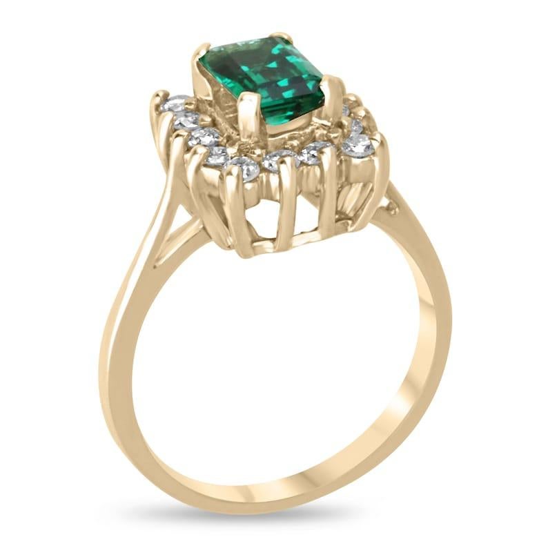 Questo elegante anello è caratterizzato da uno smeraldo di laboratorio di qualità AAA, che vanta un'eccezionale chiarezza e un'accattivante lucentezza. Ad accentuare la vivida pietra centrale c'è un'aureola di diamanti naturali a taglio rotondo, che