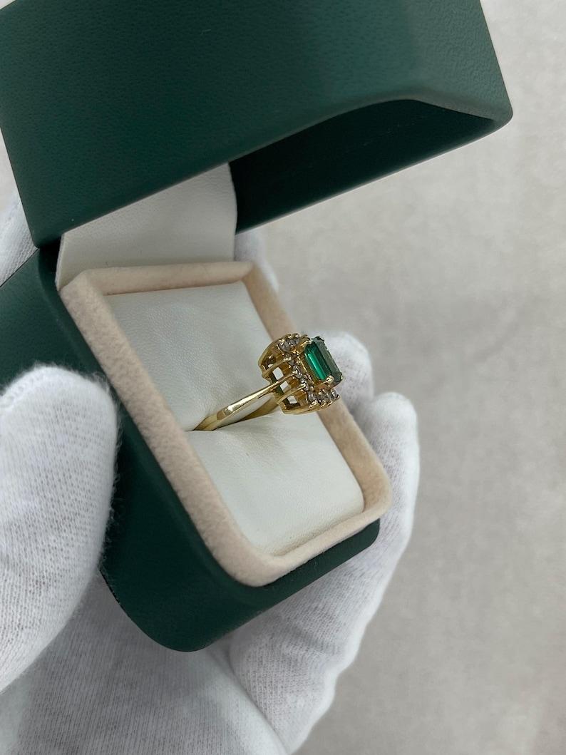 1,94ct 14K Anello con diamante e smeraldo taglio smeraldo e anello aureola con diamante rotondo 585 in vendita 2